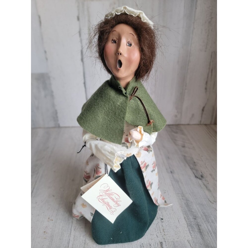 Byer's‎ Choice 1999 Williamsburg caroler woman xmas figure vintage